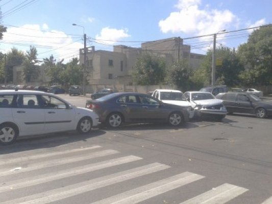 Carambol cu 4 maşini în zona Far